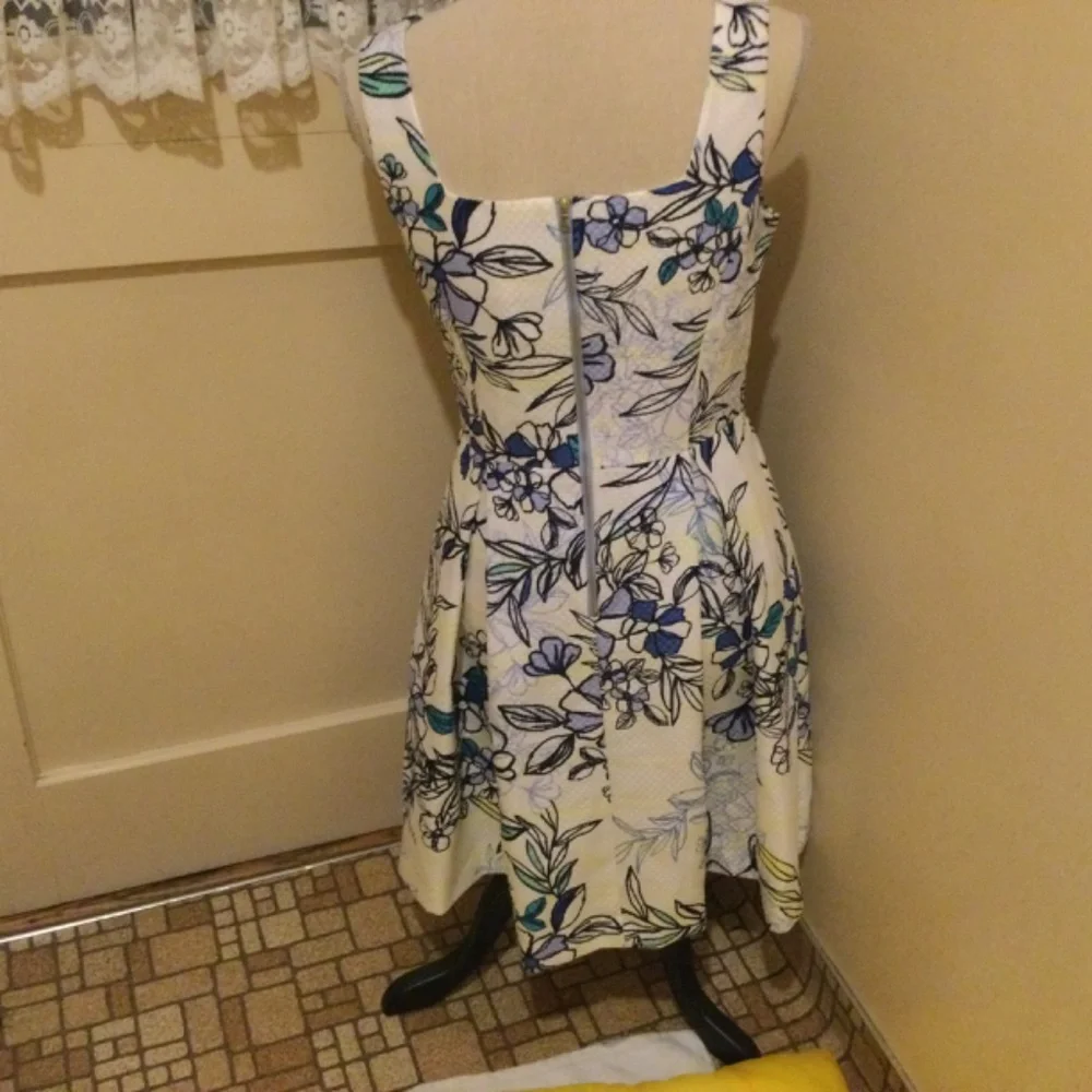 Great Summer Floral Dress by Danny and Nicole - Picture 2 of 14